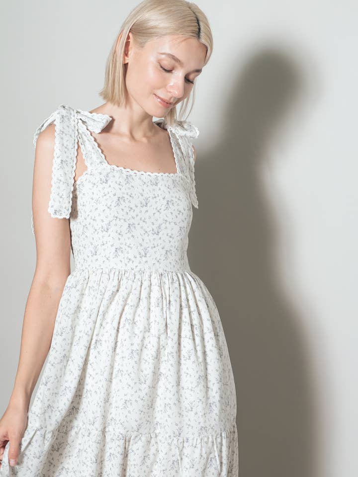 Robe maxi florale à volants évasés avec ruban à nouer et bordure en dentelle pour la vente par Elloh Collection