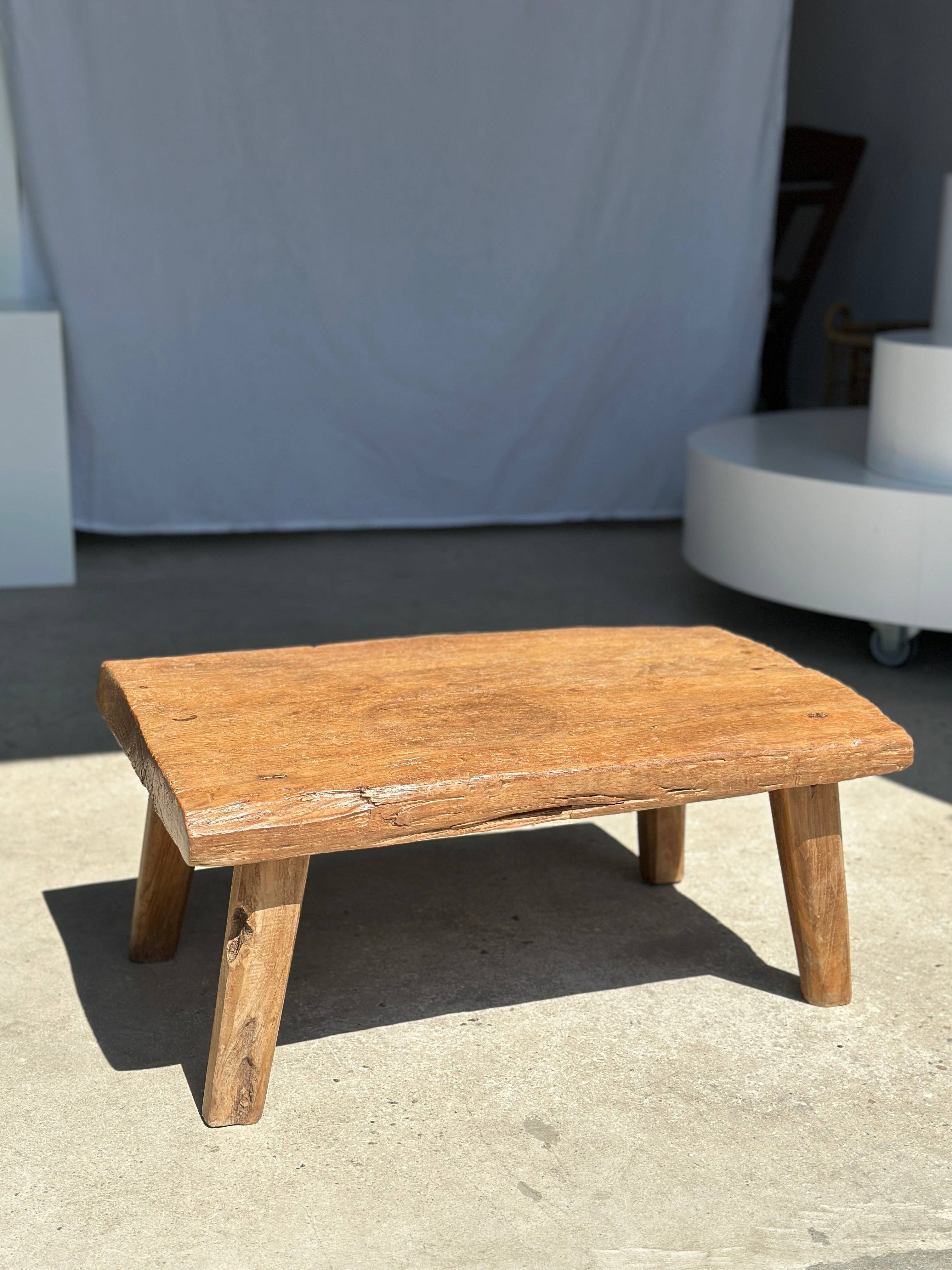 Office Objets – Großhandel Beistelltisch – Kleiner leichter Couchtisch aus hellem Teakholz mit vier Beinen H: 30 L: 63,5 B: 40 cm1