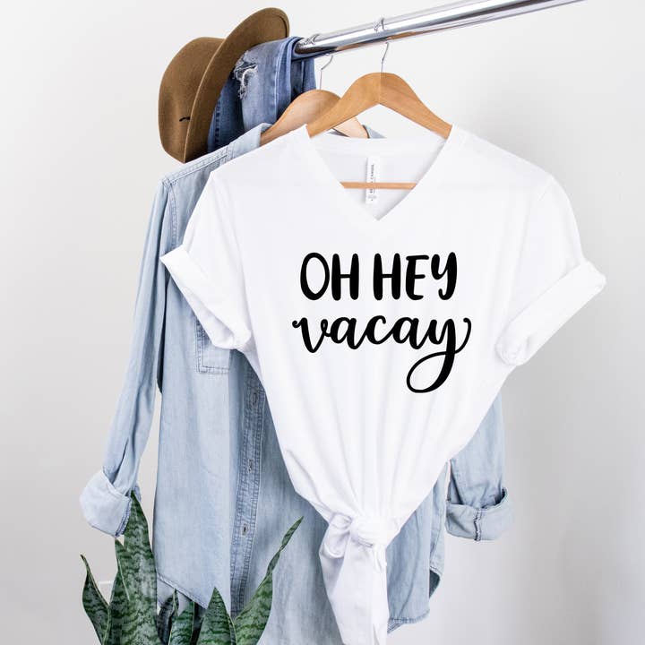 Scollo a V Oh Hey Vacay - Custodia per la vendita all'ingrosso da parte di Top Crate