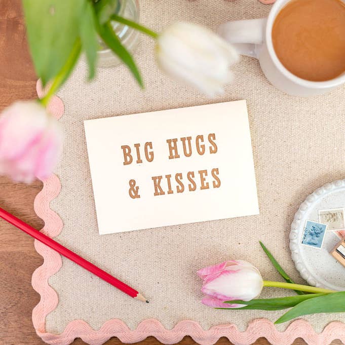 Carte d'amitié Letterpress Gros câlins et bisous pour la vente par Sjstationery