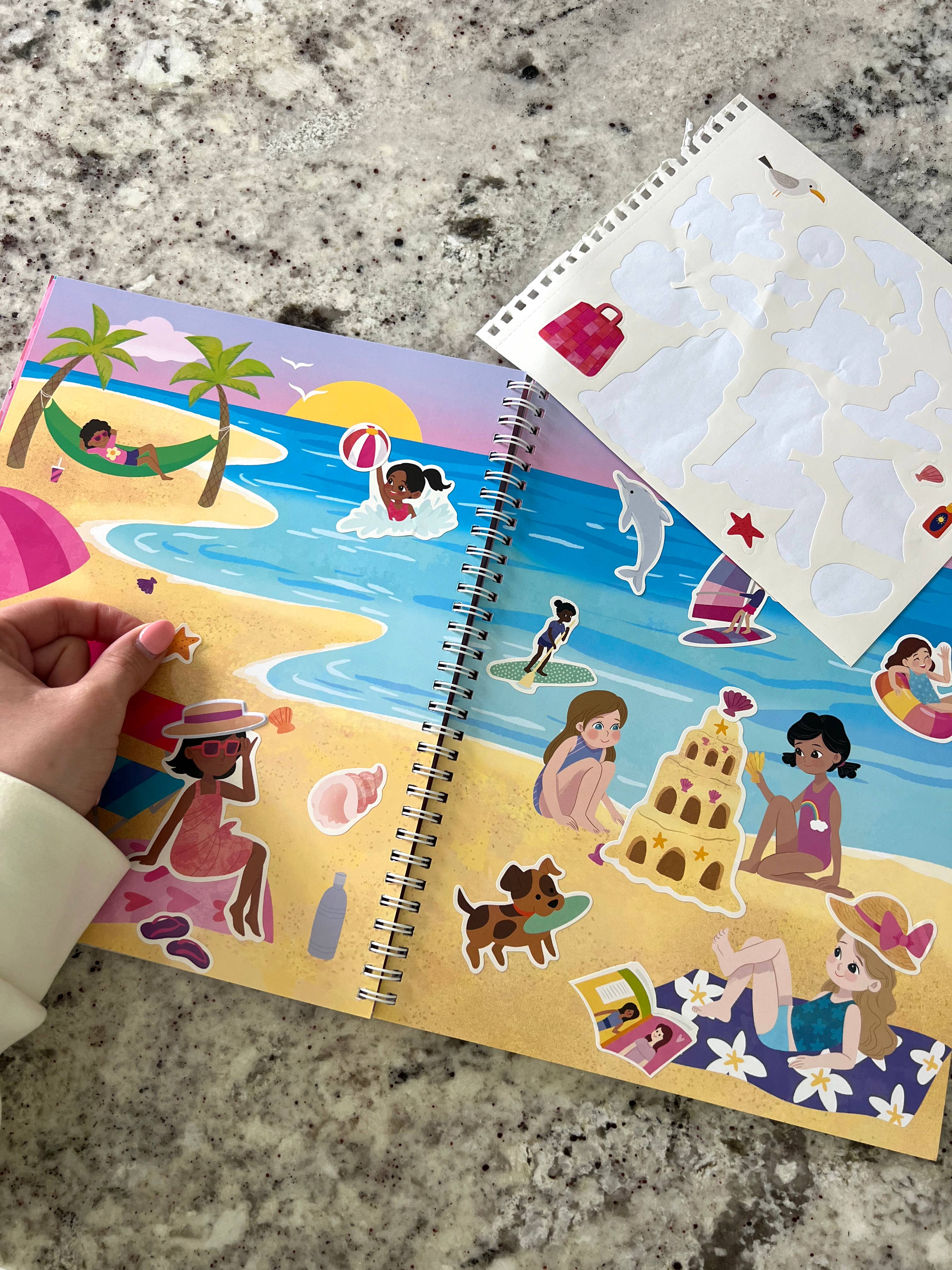 Cottage Door Press - Vente Livre de coloriage et d'activités pour enfants et bébés - Mon incroyable livre d'activités de stickers et de coloriage1