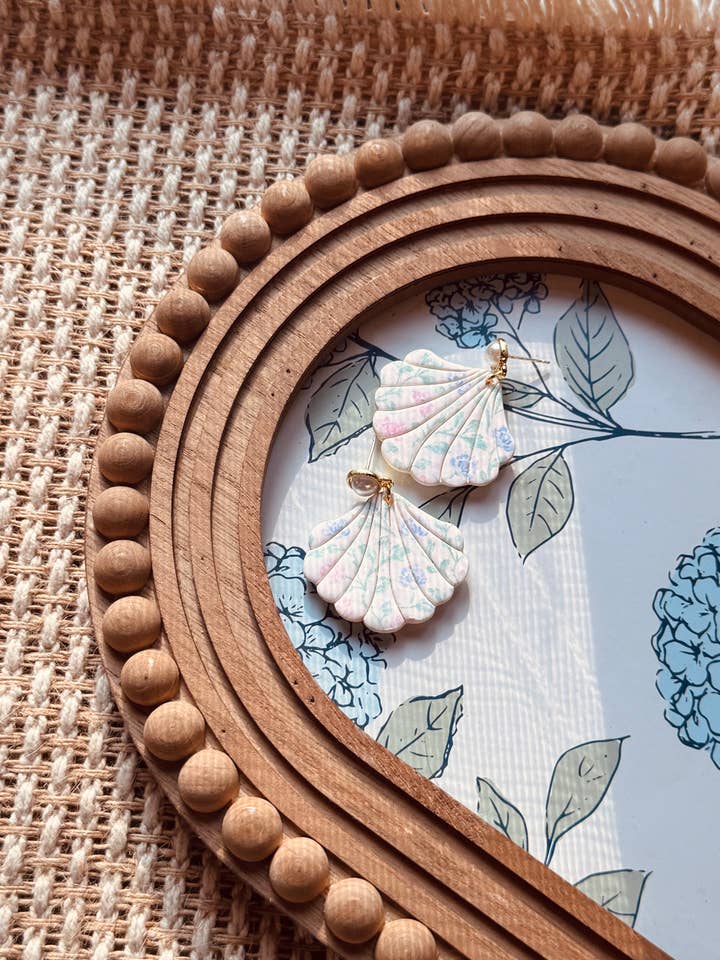 Conchiglie stampate floreali costiere | Orecchini in argilla polimerica per la vendita all'ingrosso da parte di Watch Me Bloom