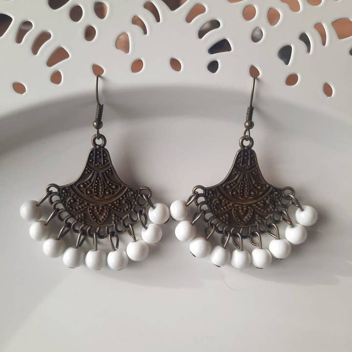 Tibetaanse oorbellen in wit voor wholesale door YuuBiJou