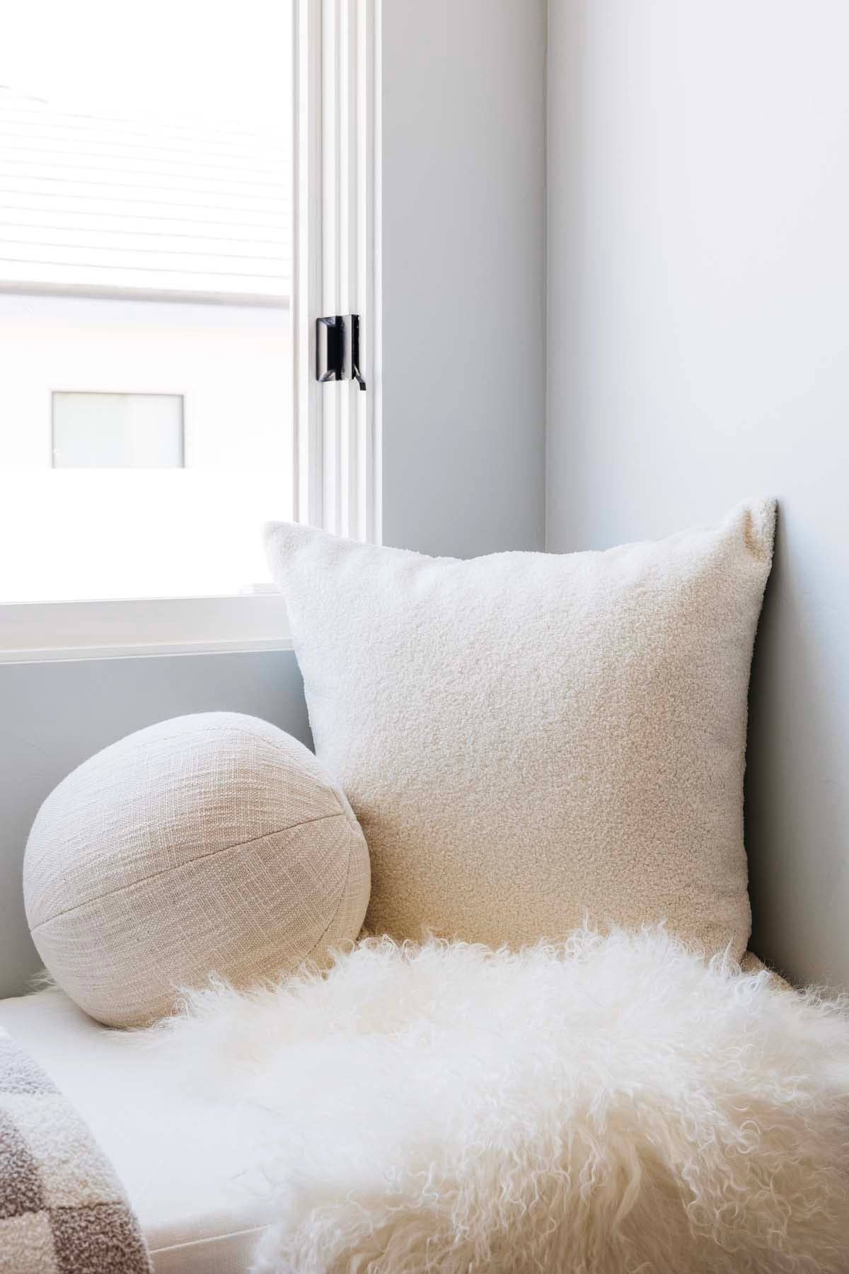 THELIFESTYLEDCO - Wholesale Throw/Decorative Pillow - Whitten Wooly Boucle Pillow - 3 Sizes7