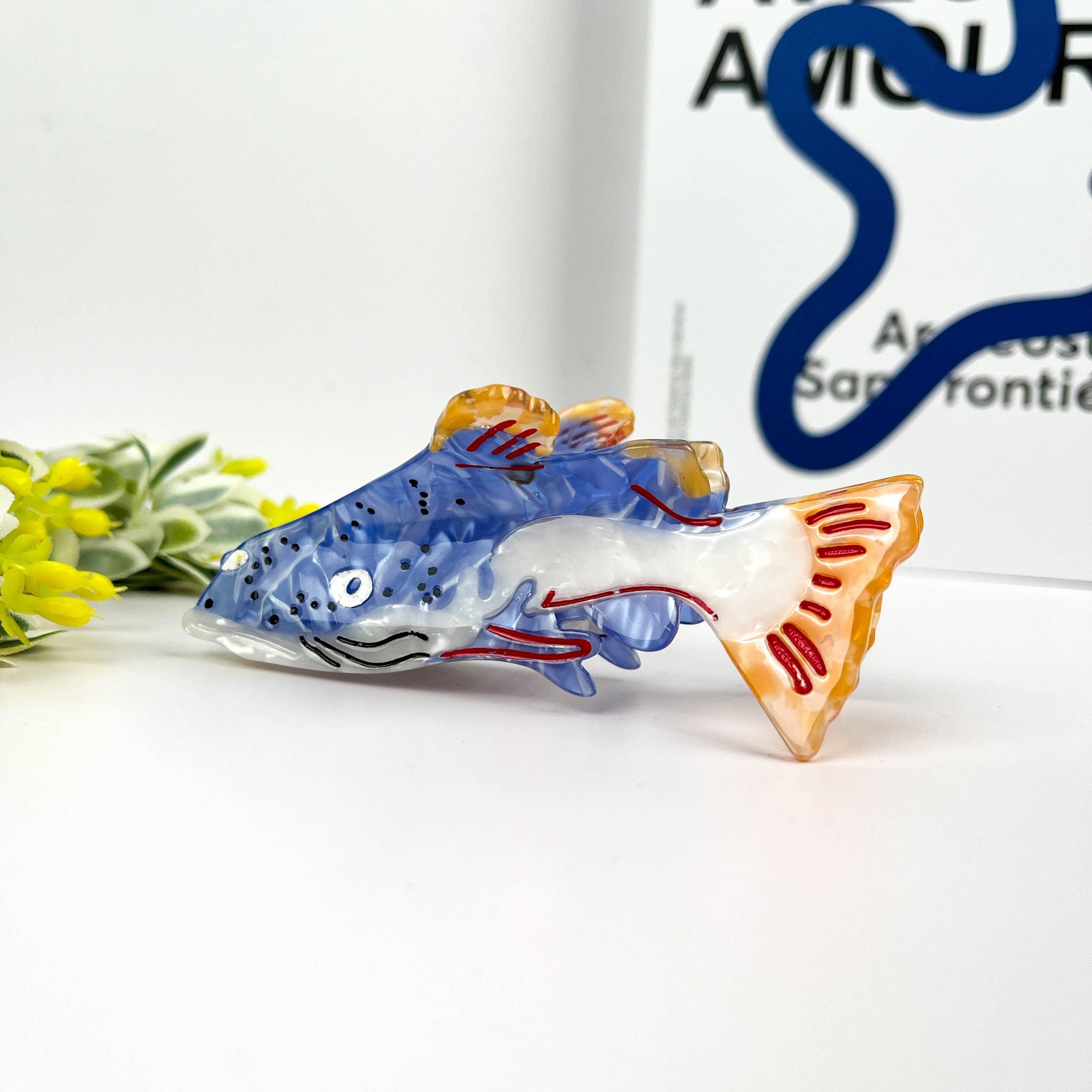 TheDivaSoap - Vente Pince à cheveux – femme - Pince à cheveux truite bleue et blanche, pince à cheveux poisson en acétate1