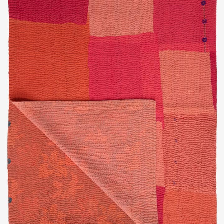 Plaid Kantha vintage fait main Mosaic Fray -Carottes - pour la vente par Maison Mieko