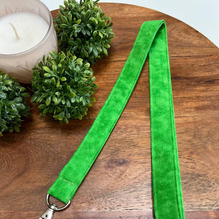 Lindgrüne, tonale Schlüsselbänder für den Großhandel von The Lanyard Boutique