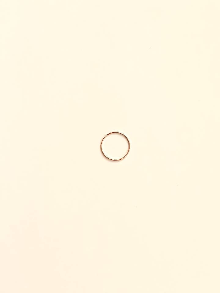 Bague empilable martelée Light Catcher pour la vente par Lift Jewelry Company