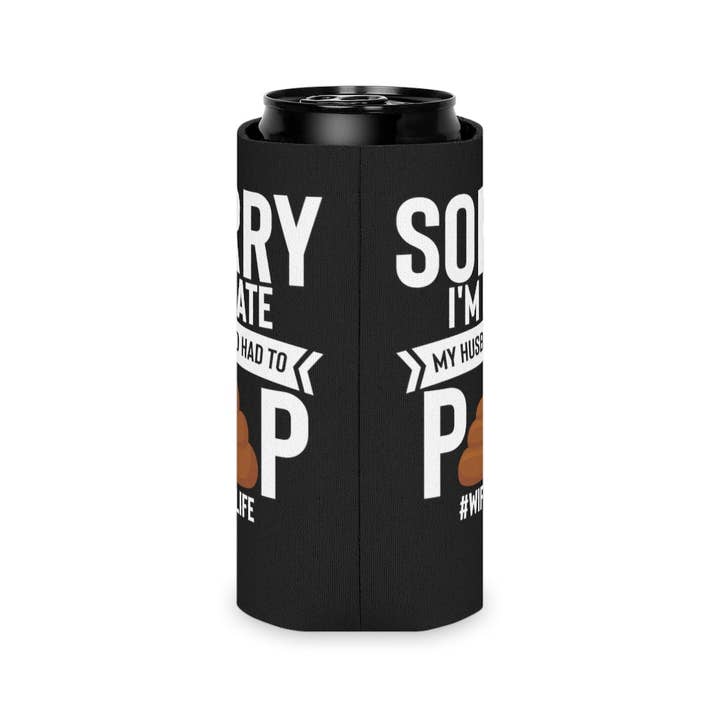 Teegarb LLC - Wholesale Isolators voor dranken/huggers en koozies - Bier Can Cooler Sleeve Novelty Late Mijn man moest poepen Sarcasme Uitspraken Minnaar Hilarische sardonische ironische echtgenoot Catchphrase Lover4
