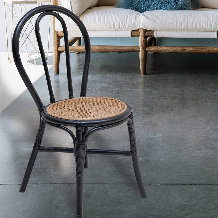 Zwarte rieten stoel met gebogen houten frame en gevlochten zitvlak, 39,5x52x90 cm voor wholesale door A&B Home Group Inc.