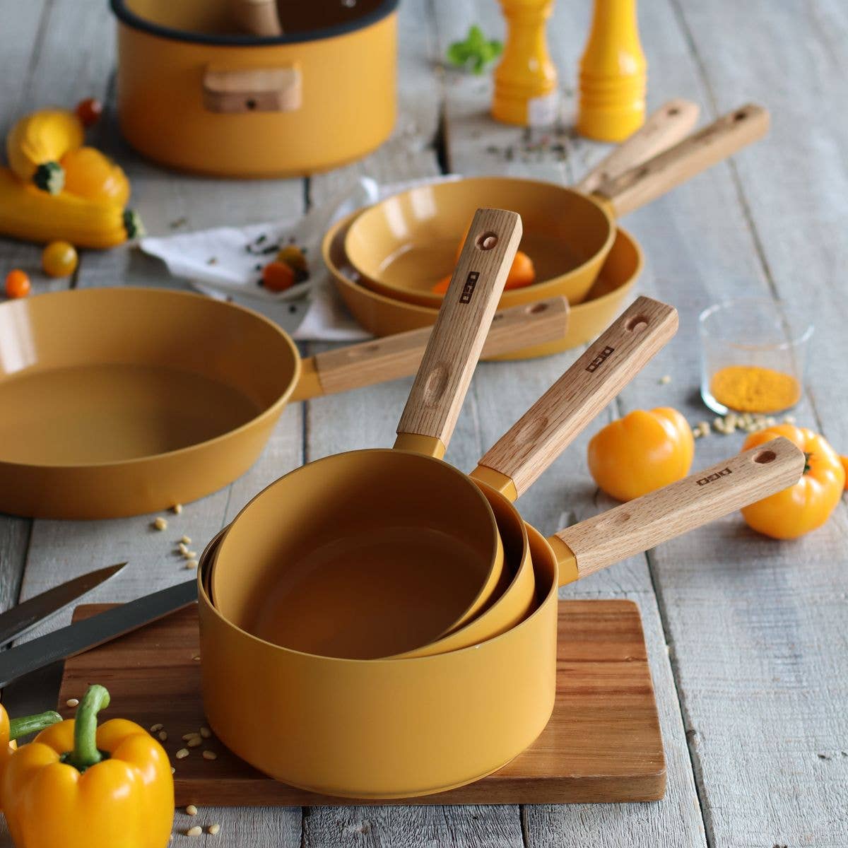 Ogo living – Großhandel Kasserollen – 20-cm-Vektor-Topf aus gelbem Aluminium mit Holzgriff2