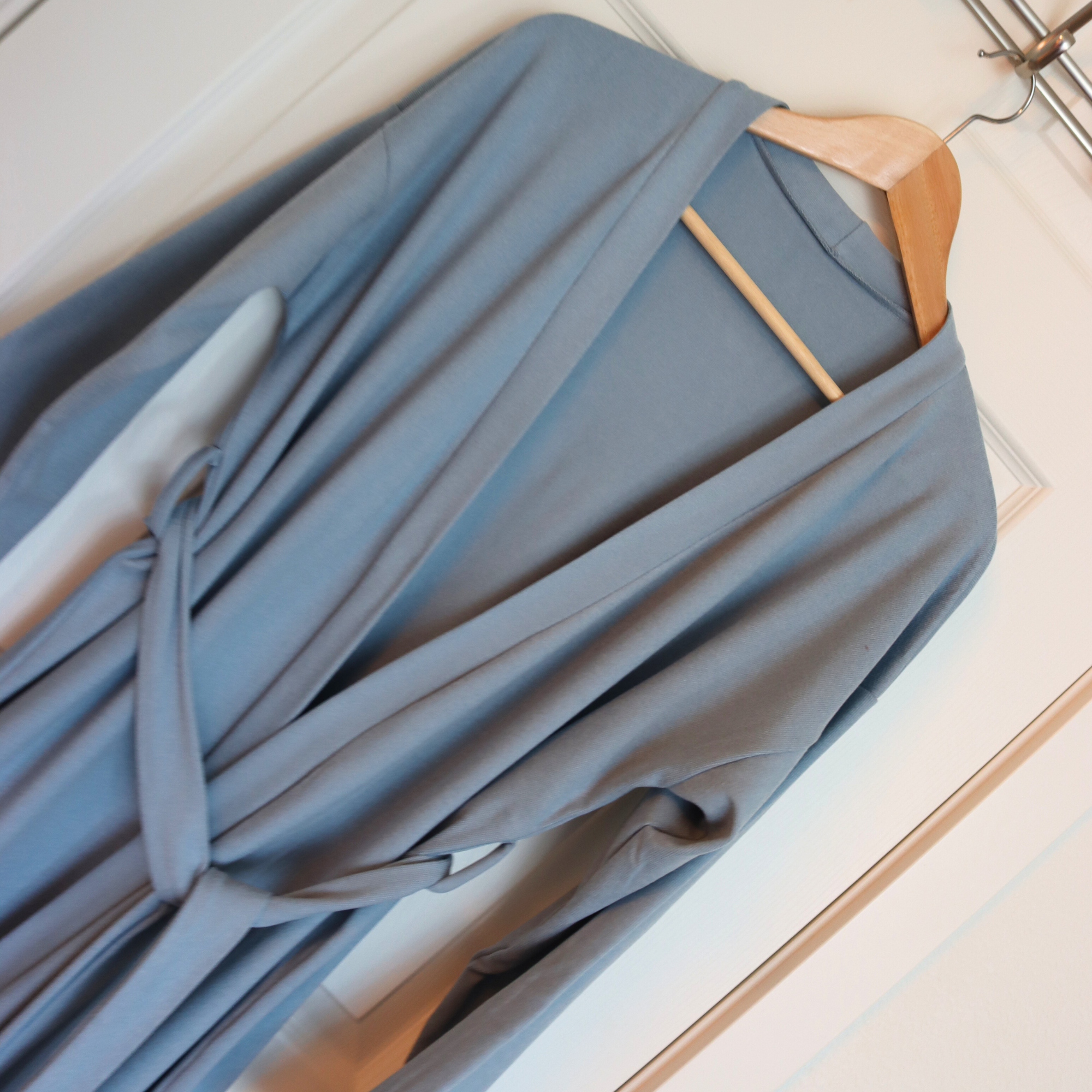 DrifWoo - Vendita all'ingrosso Vestaglia - Donna - Vestaglia Minimalista con Cintura in Vita – Morbida ed Elegante4