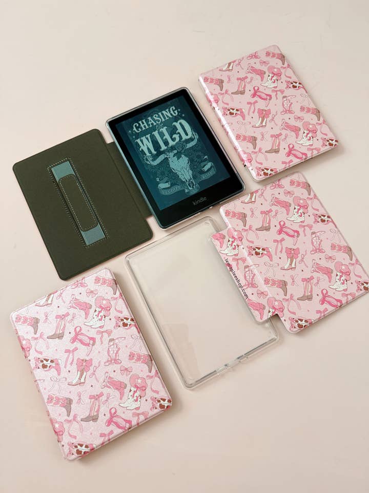 Le meilleur des deux : housse pour Kindle avec dos transparent et sangle de couverture - Boots + Bows - Paperwhite 11e et 12e génération et Kindle Basic pour la vente par LemonLee