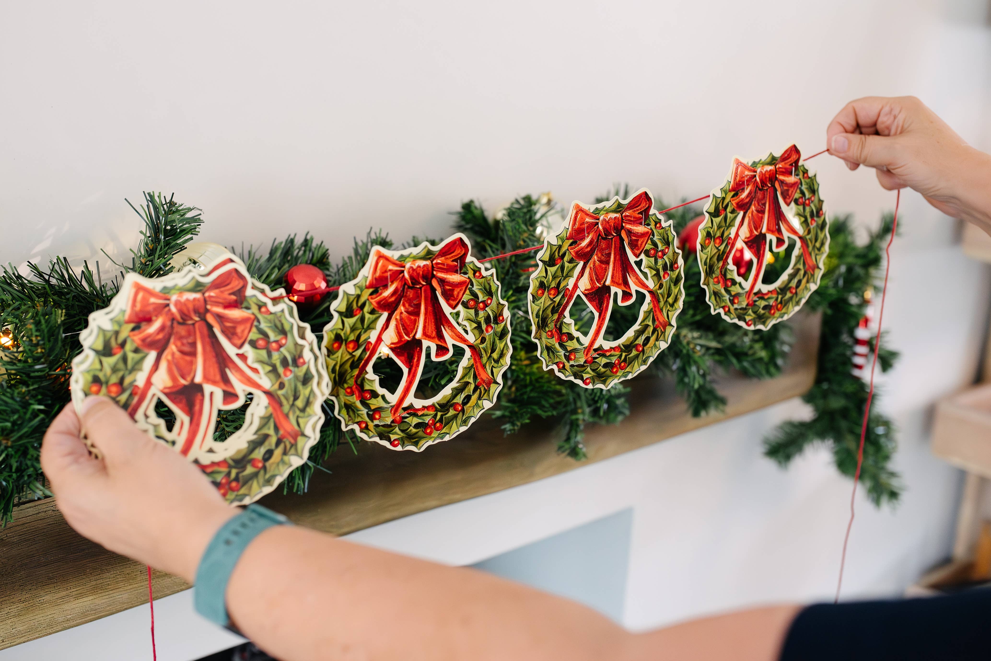 Mamelok - Vente Fanion/guirlande - Guirlande de couronnes de houx de Noël pailletées4