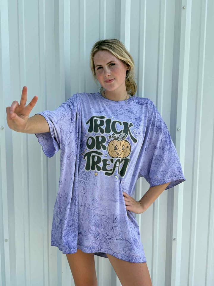 TEE COLORBLAST TRICK OU TRAITEMENT pour la vente par Adelle Linen