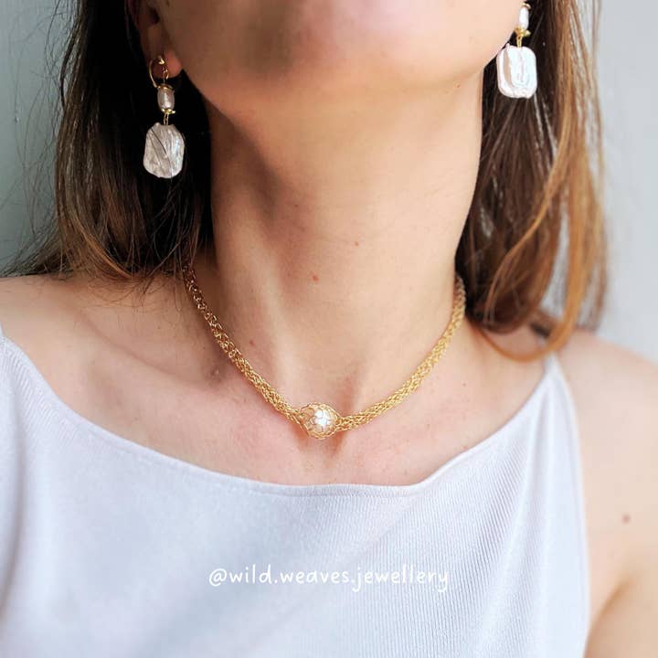 18k guldpläterat pärlstickat chokerhalsband handgjort för wholesale av Wild Weaves Jewellery by Sara Lindgren