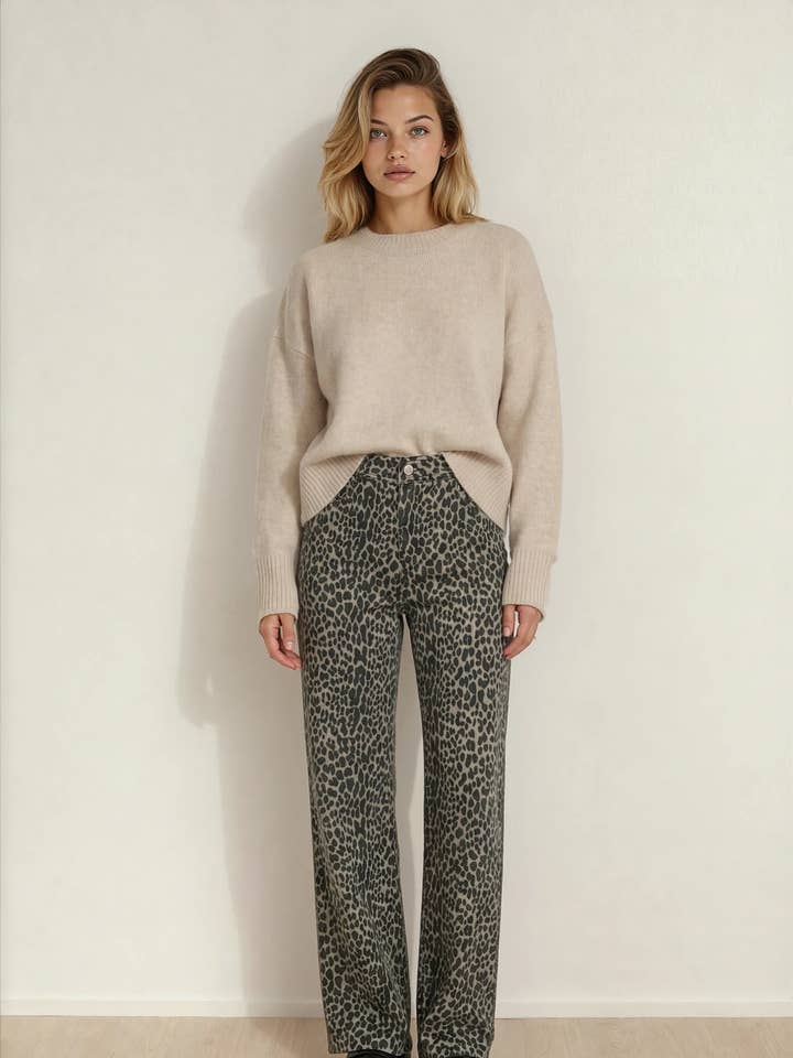 Jeans a vita alta a gamba larga con stampa leopardata nera. per la vendita all'ingrosso da parte di Indie & Co. | Women's Apparel