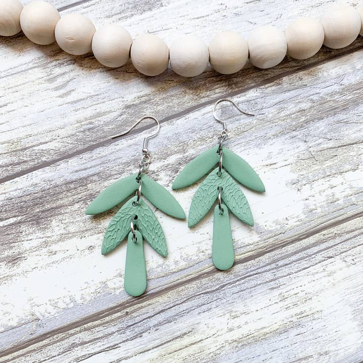 Tre Tiered Leaf Dangles for engroshandel hos sage + citrus