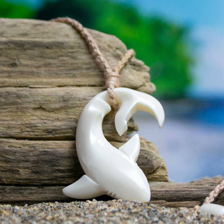 Grand Requin Blanc pour la vente par Bali Necklaces