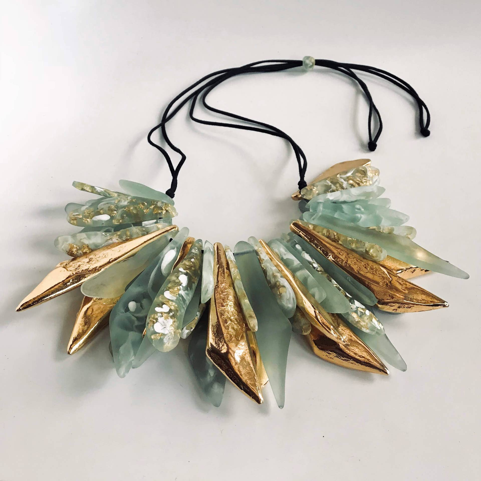 Belart Fair Trade - Wholesale Halskettingen - Eco-hars Grand Fuego 50 Itzel Stones Statement Ketting0