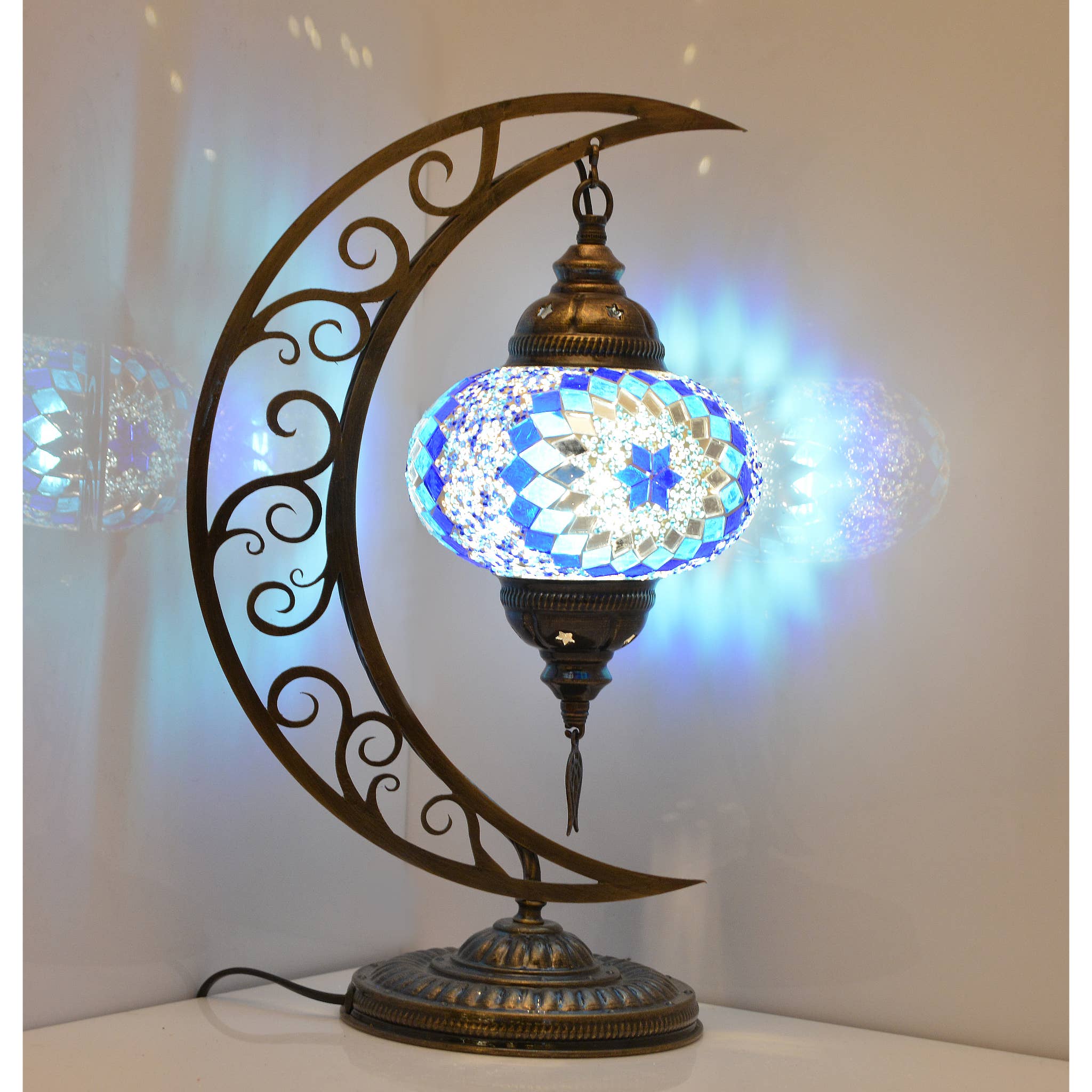 Import Corner - Vente Lampes d'appoint/de bureau - 86528 : LAMPE DE TABLE MOSAÏQUE CROISSANT DE LUNE 7" – BASE TACTILE1