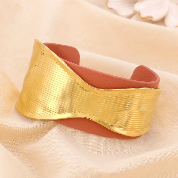 Cuff Bracelet Imitation Leather Striated Steel 0225021 for wholesale by Lilas de Seine