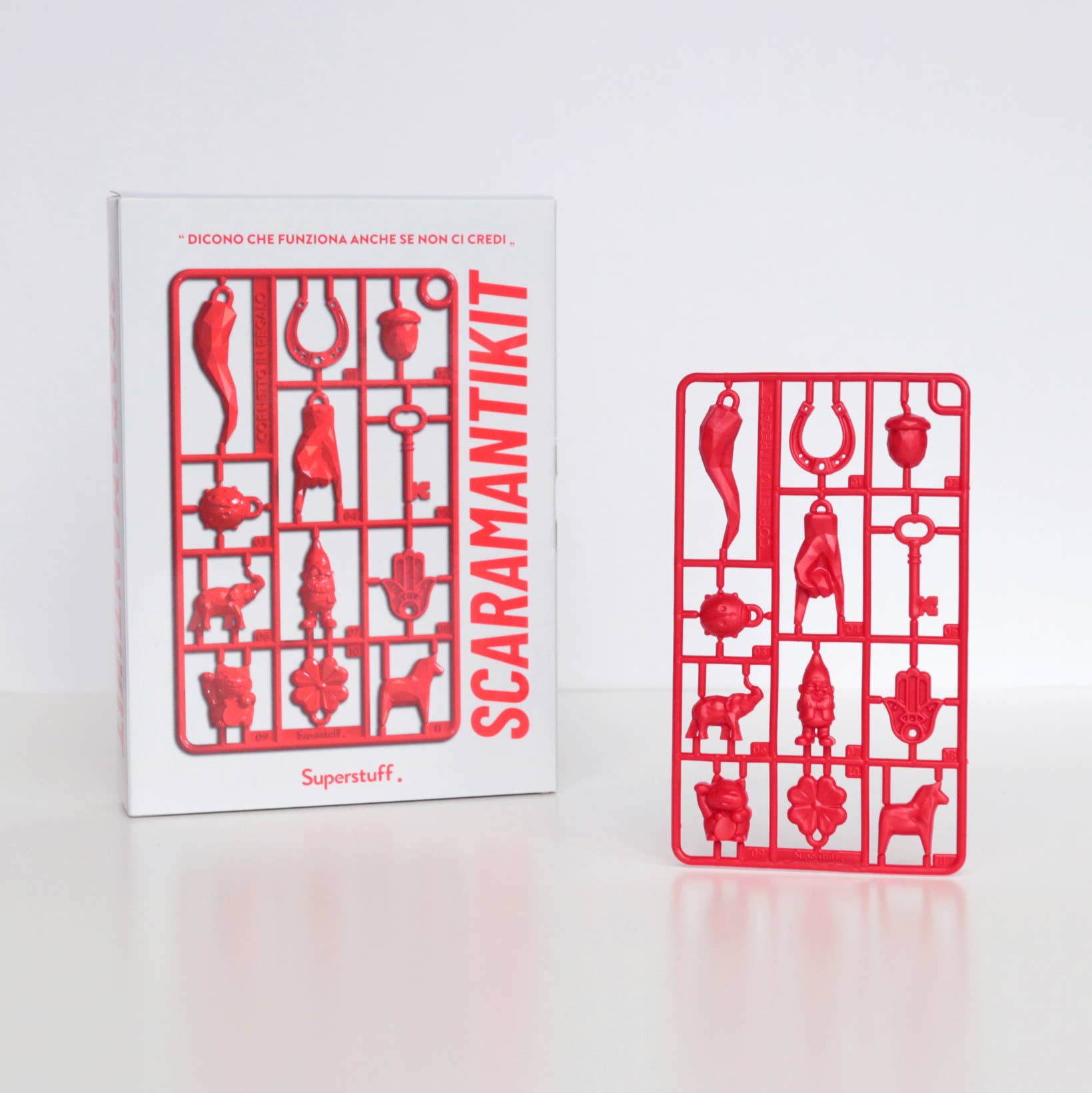 Superstuff – wholesale Skämtpresent/liten present – Scaramantikit med 12 lyckotalismaner och röd chili som gåva1