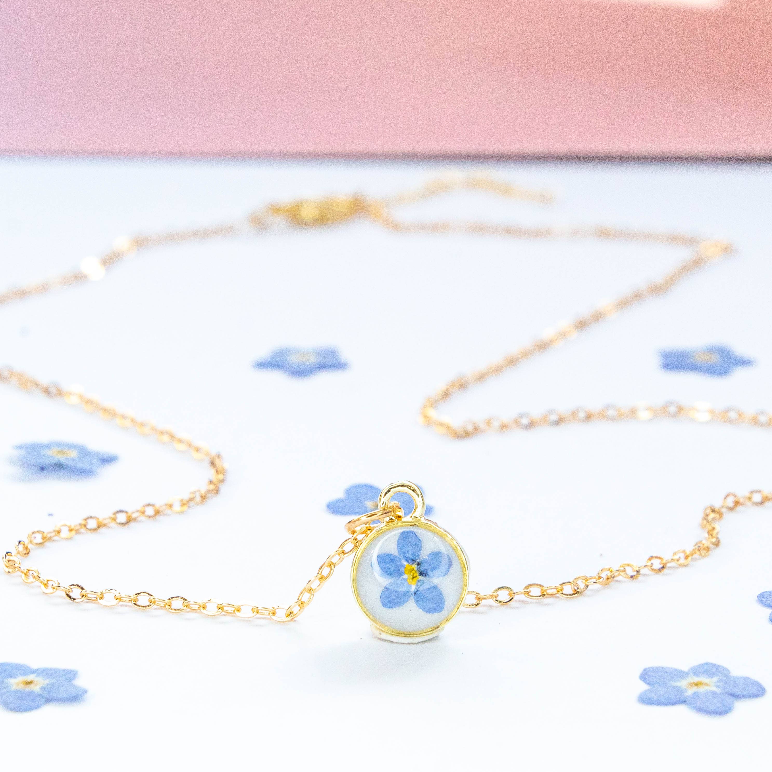 Allie and Posie – wholesale Pendant/charm necklace – EVA Necklace with dried forget me not in clear UV resin4