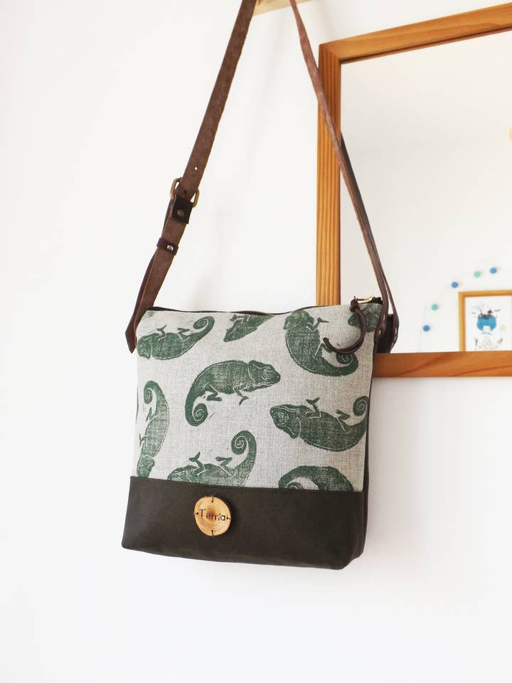 Borsa a tracolla «Camaleón» in tessuti per arredamento per la vendita all'ingrosso da parte di Made in Tarrío