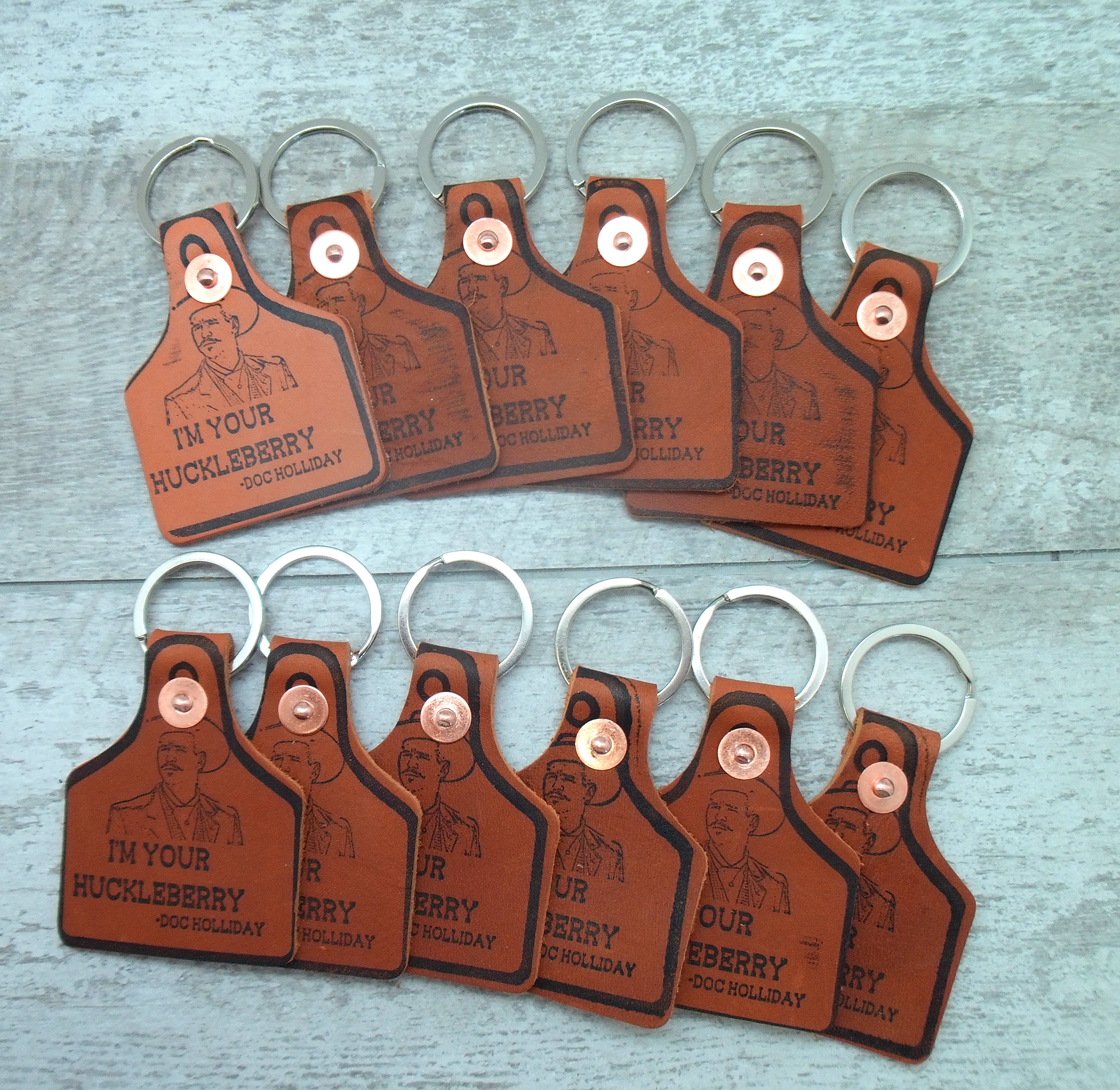 The Lucky Horse Company – Porta-chaves - Unissexo por atacado – Chaveiro de couro western com plaquinha « I'm Your Huckleberry »1