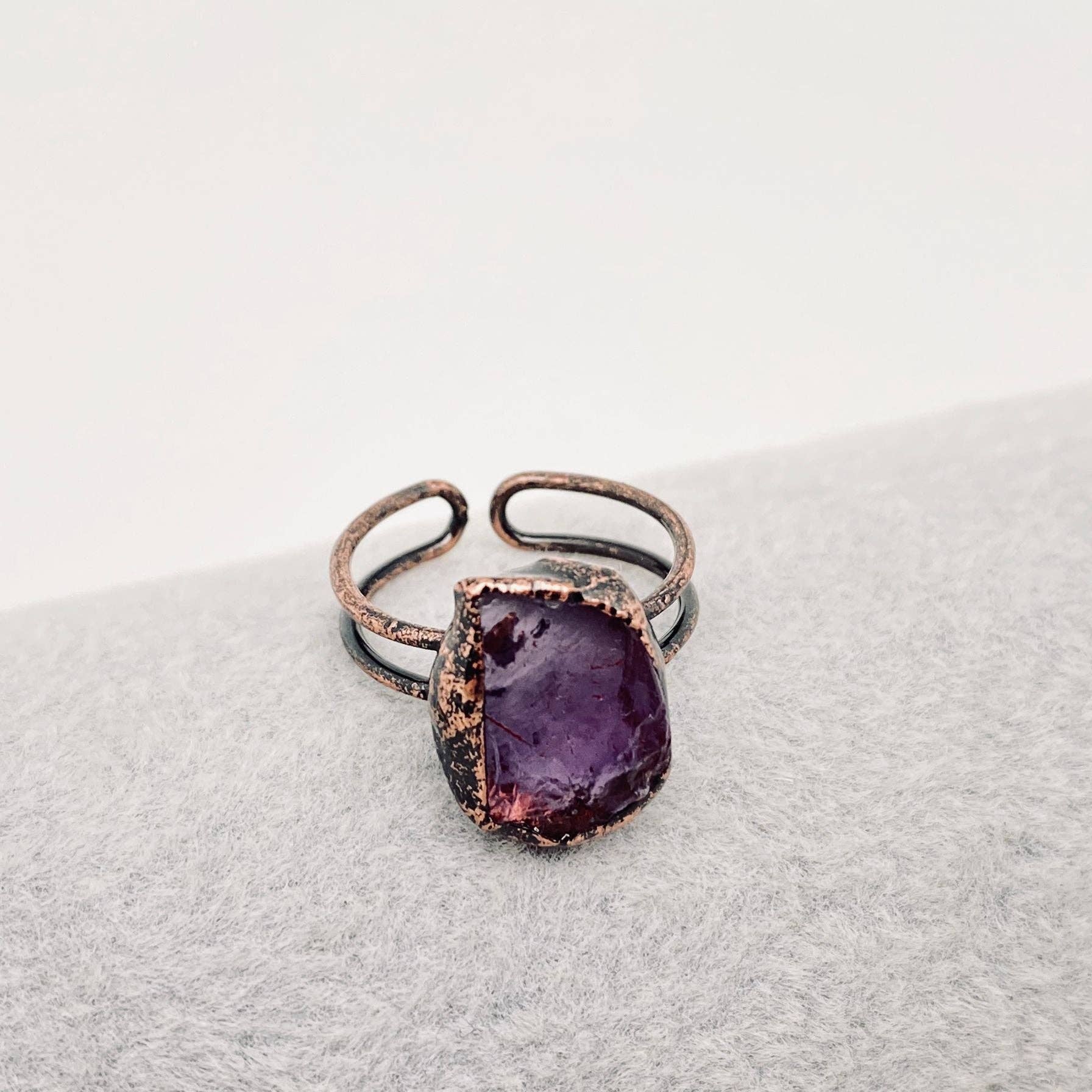 Mio Queena – wholesale Solitairering – Justerbar ring av amorf stenkristall i flera stilar - CS5