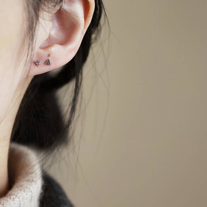 GenYLuxe - Wholesale Knopjes/oorstekers - 9kt massief gouden zwarte driehoekige oorknopjes met zirkonen