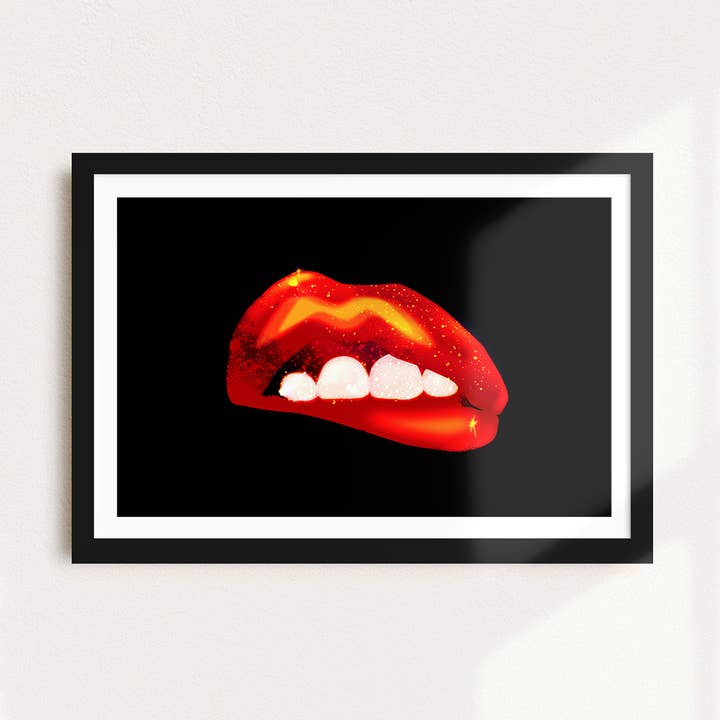 Kiki Gunn – Impressão artística por atacado – Beijo Galáctico: Impressão Artística de Lábios Luxe A4 - Preto. Chique / Glamouroso3