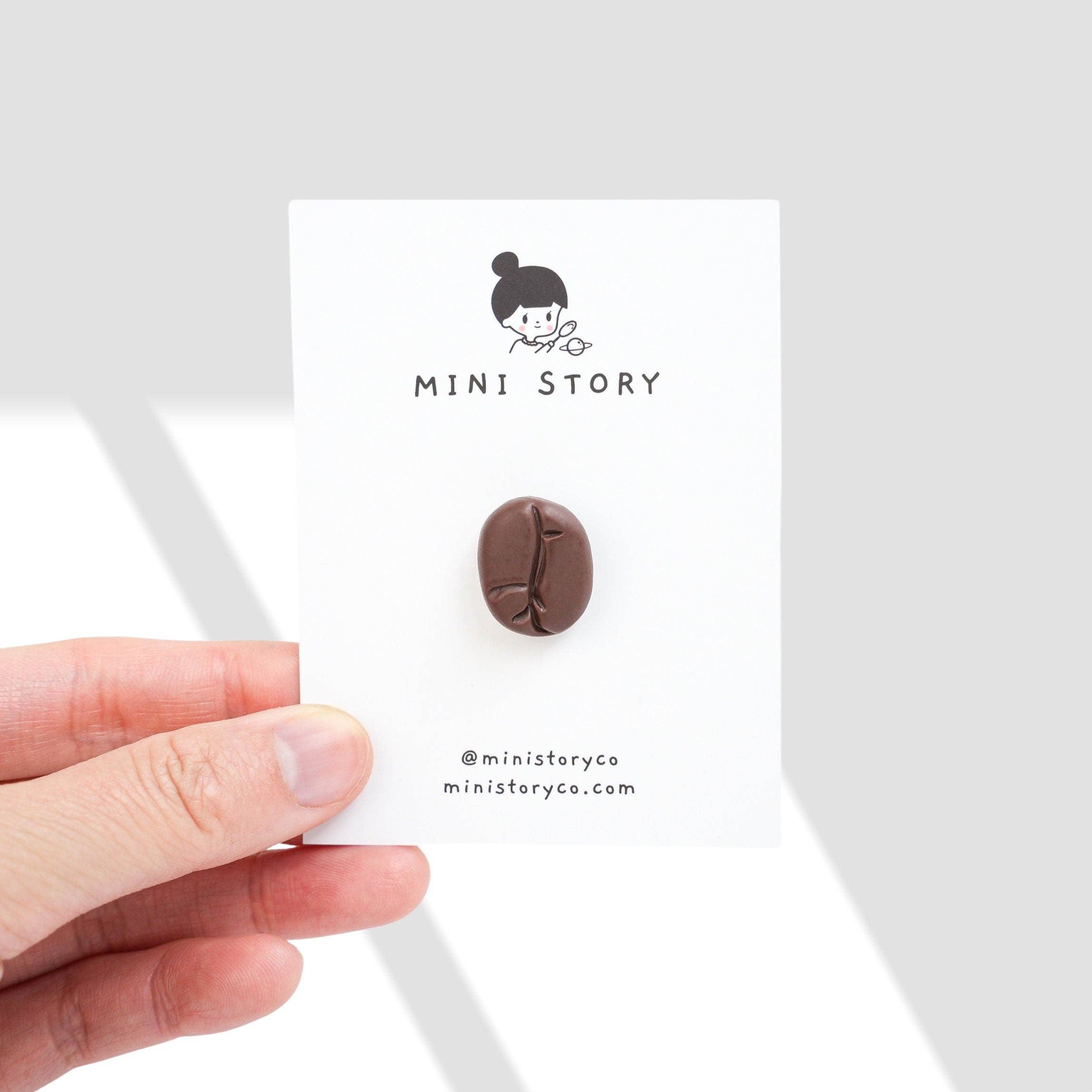 Mini Story Co - Venta al por mayor Botón/prendedor - Broche con forma de grano de café, alfiler para amantes del café, alfiler para solapa con forma de grano de café espresso, Coffee Addict, accesorios para cafeterías, alfileres con cafeína