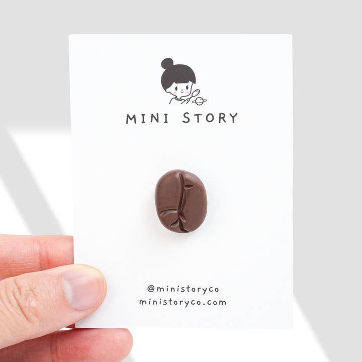 Mini Story Co - Venta al por mayor Botón/prendedor - Broche con forma de grano de café, alfiler para amantes del café, alfiler para solapa con forma de grano de café espresso, Coffee Addict, accesorios para cafeterías, alfileres con cafeína0