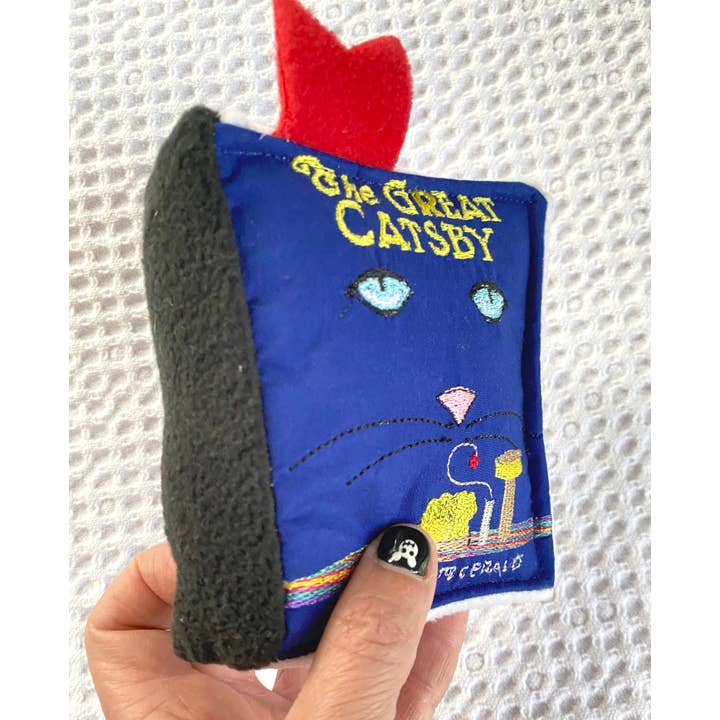 Screaming Pickles – Engroshandel Legetøjssæt - Kat – Håndlavet plyslegetøj - Plys bog til katte "Den Store Catsby"10