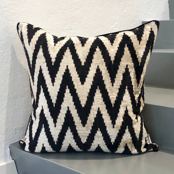 Velvet Ikat Pude Zigzag Sort | Velvet Ikat Pudebetræk for engroshandel hos Mila∞Miro by Emelie