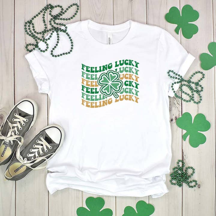 T-shirt Feeling Lucky Wavy Clover pour la Saint-Patrick pour la vente par Sights Ink