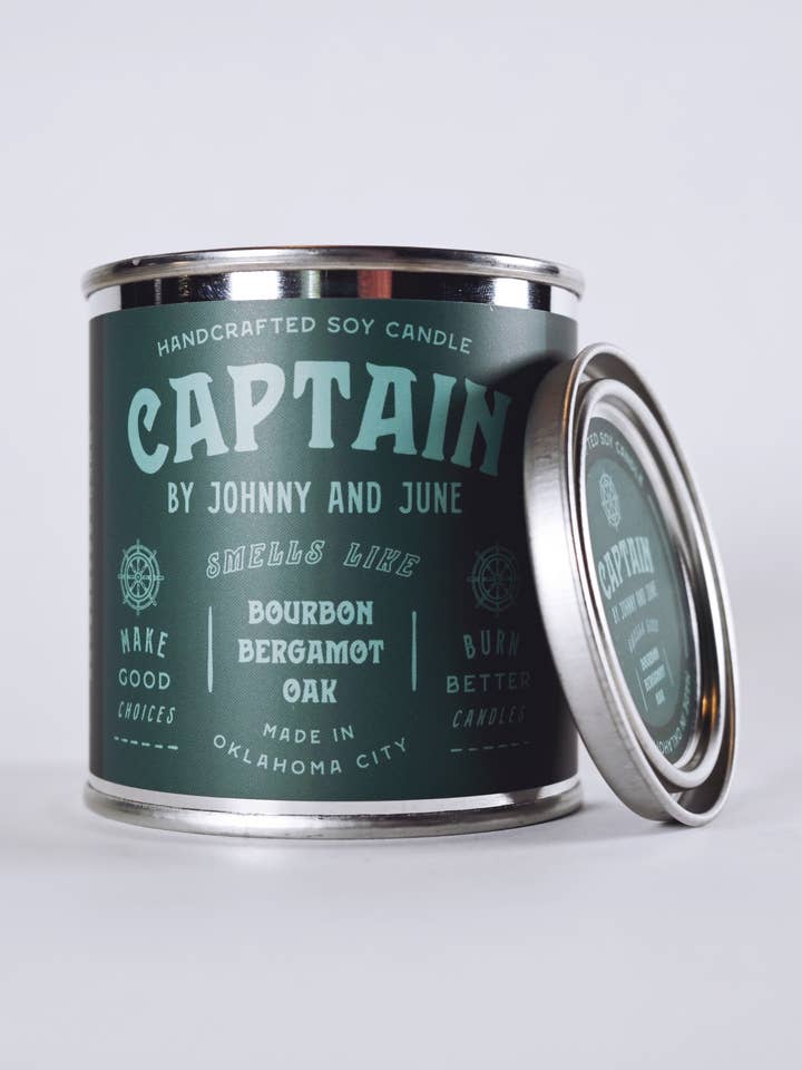 Bougie de soja en étain Captain 8 oz pour la vente par Johnny and June