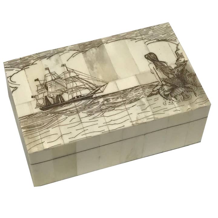 Boîte en os scrimshaw vintage gravée avec sirène, 5-1/4” pour la vente par Madison Bay Co. - Historical Home Decor Reproductions