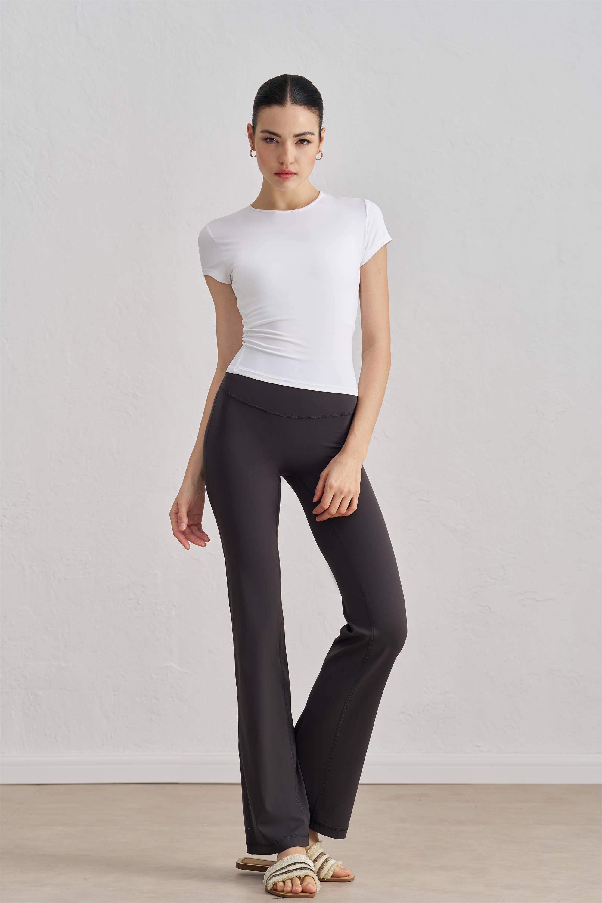 91thelabel - Vente Haut de sport – femme - T-shirt de sport sculpté à col rond et manches courtes Tessa9