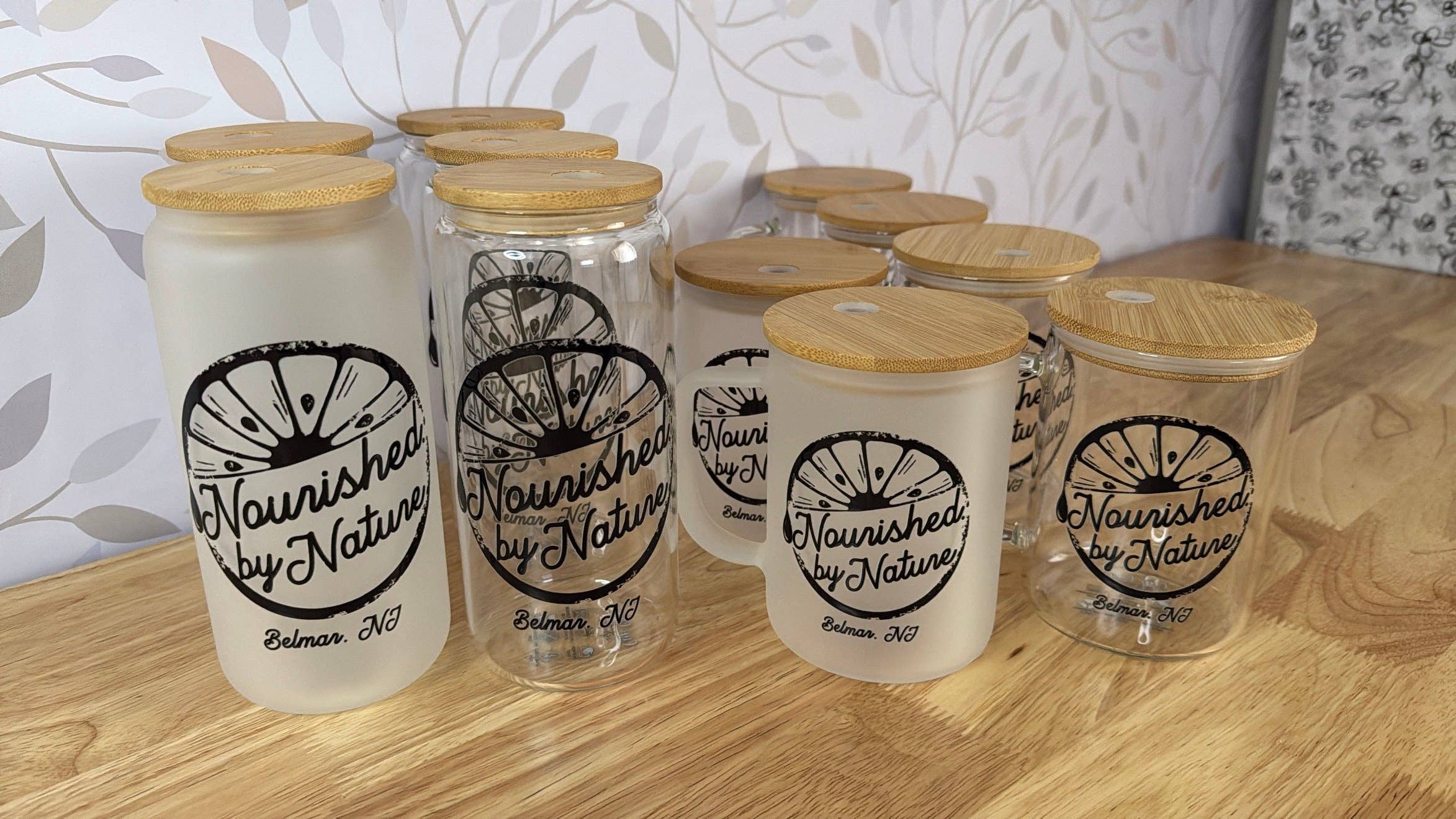 SKS Design Studio - Wholesale Geïsoleerd drinkgerei - AANGEPAST LOGO | UVDTF | 15oz Mok met Handvat, Bamboe Deksel & Rietje3