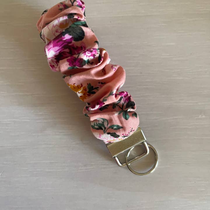 Pink Floral Scrunchie Wristlet | Scrunchie håndsender | Nøglering for engroshandel hos CraftsbyClarisse