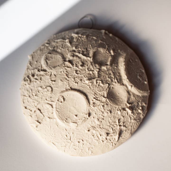 Piccola decorazione da parete in ceramica a forma di luna per la vendita all'ingrosso da parte di Melike Carr