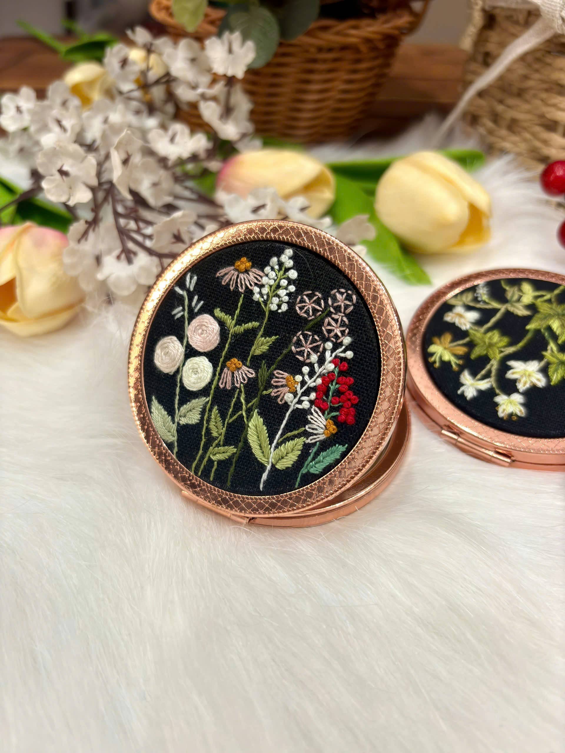 Maple Dream Store – Engroshandel Kompaktspejl – Premium Vintage Blomstret Håndbroderet Lommespejl2