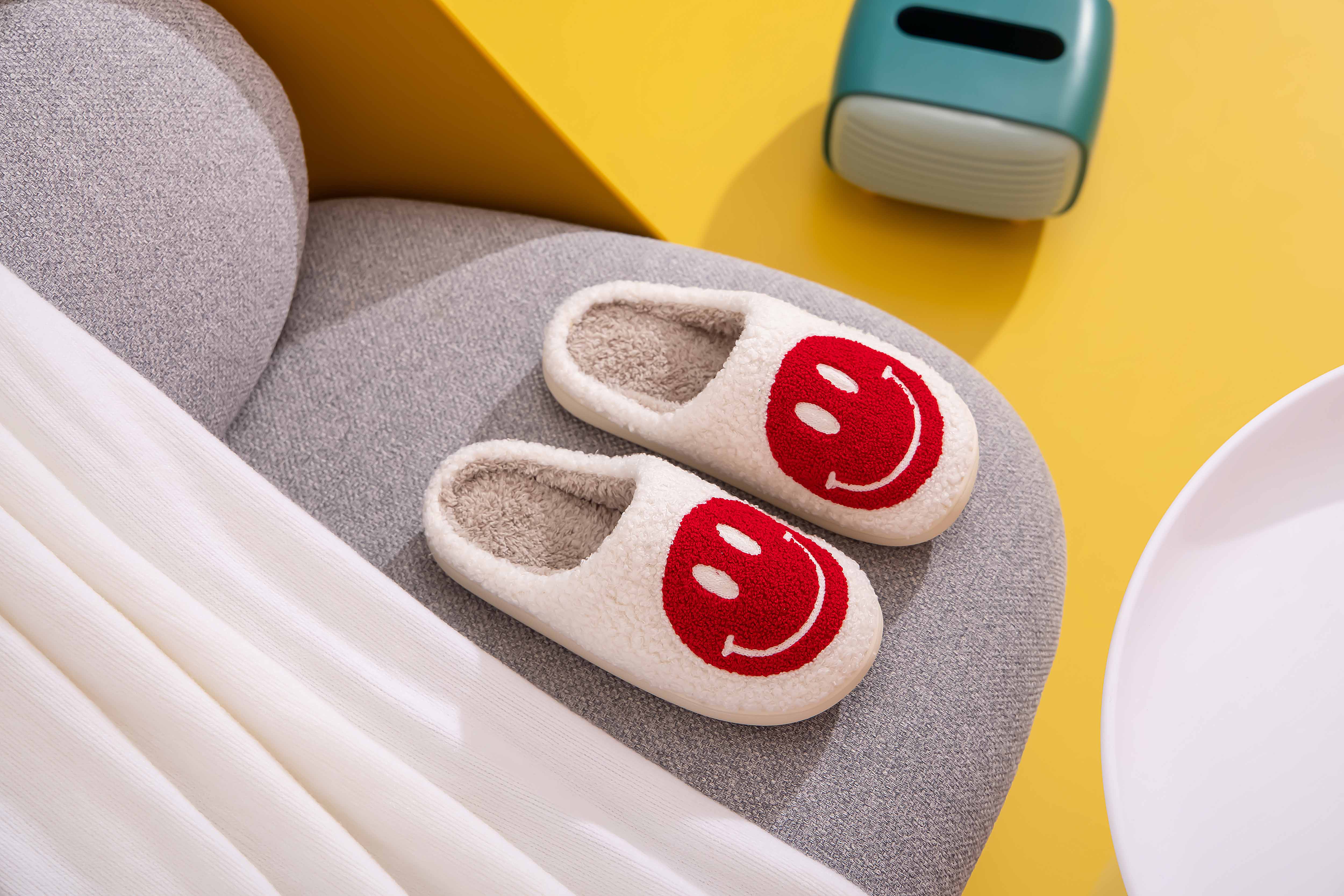 Shop Lev - Vente Chaussons – femme - Chaussons confort à semelle légère en fausse fourrure douce avec visage souriant pour adulte3