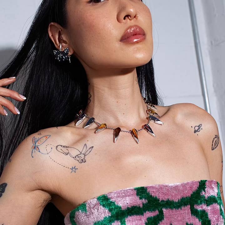 Vesper Obscura - Wholesale Pendant/Charm Necklace - Saber Tooth Necklace in Angora (Silver)2