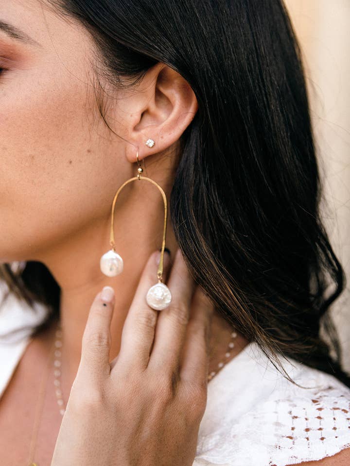 Perlenbogen-Ohrringe für den Großhandel von Eaarthbones Jewelry