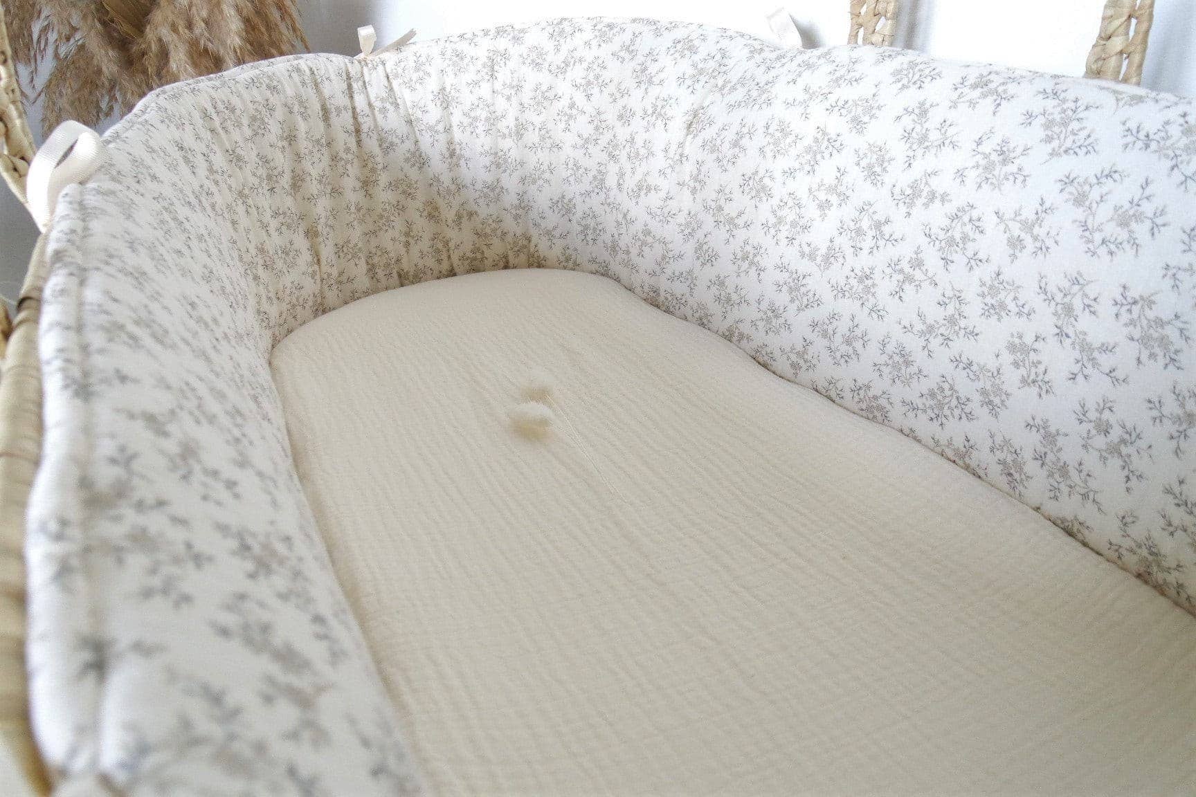 Les p'tites Merveilles de Bérénice - Wholesale Bassinet - Baby - “Louison” bassinet in ecru organic cotton double gauze with beige flowers14