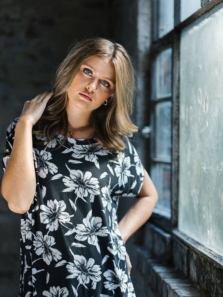 T-shirt imprimé fleuri Flossie pour la vente par A Postcard from Brighton